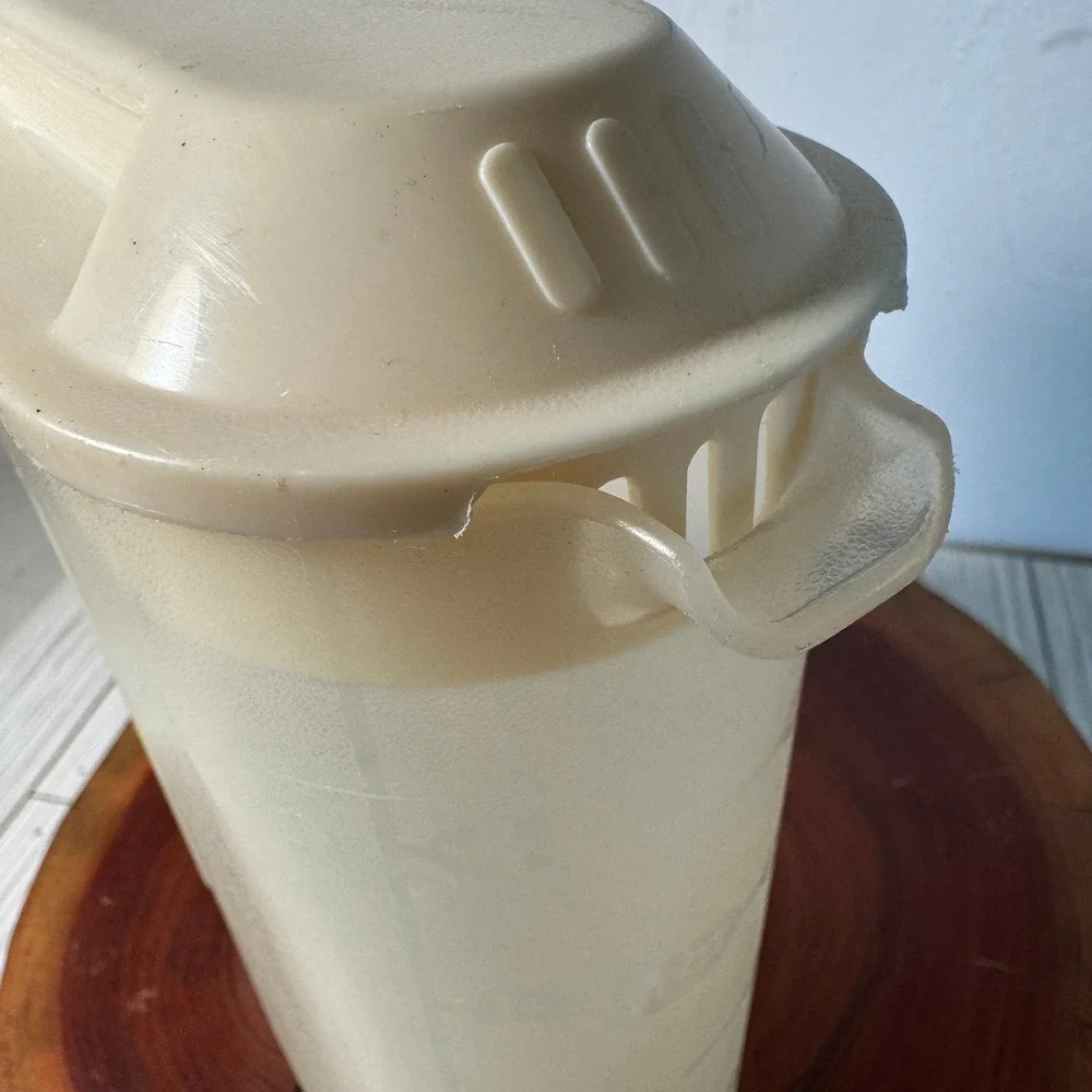 Rubbermaid Servin Saver Pitcher 1.5 Qt 1.4 L Translucent Almond Lid 0922 Vintage